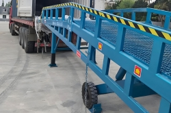 登車橋:打通物流裝卸最后一米的高效利器-集裝箱裝車平臺(tái)登車橋